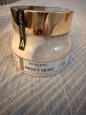 Sweet Hops Moisturizing Body Butter - Cream/Gold